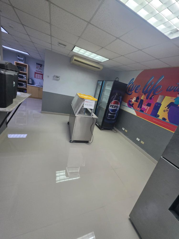 Área de refrigeradoras con piso nuevo