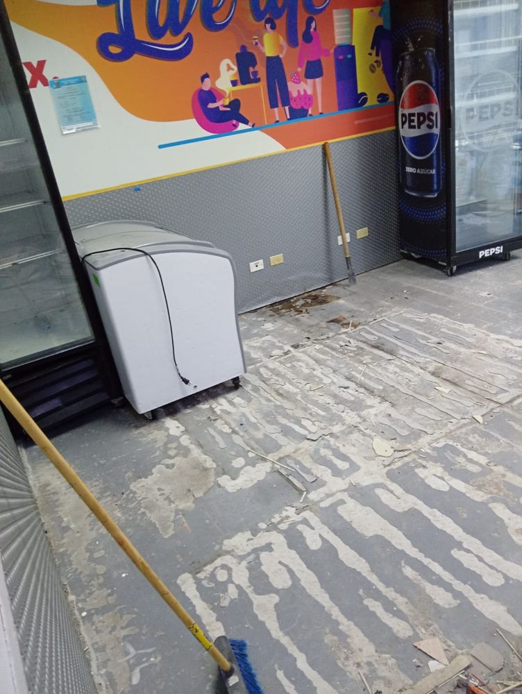Base de concreto con restos de pegamento junto a las refrigeradoras
