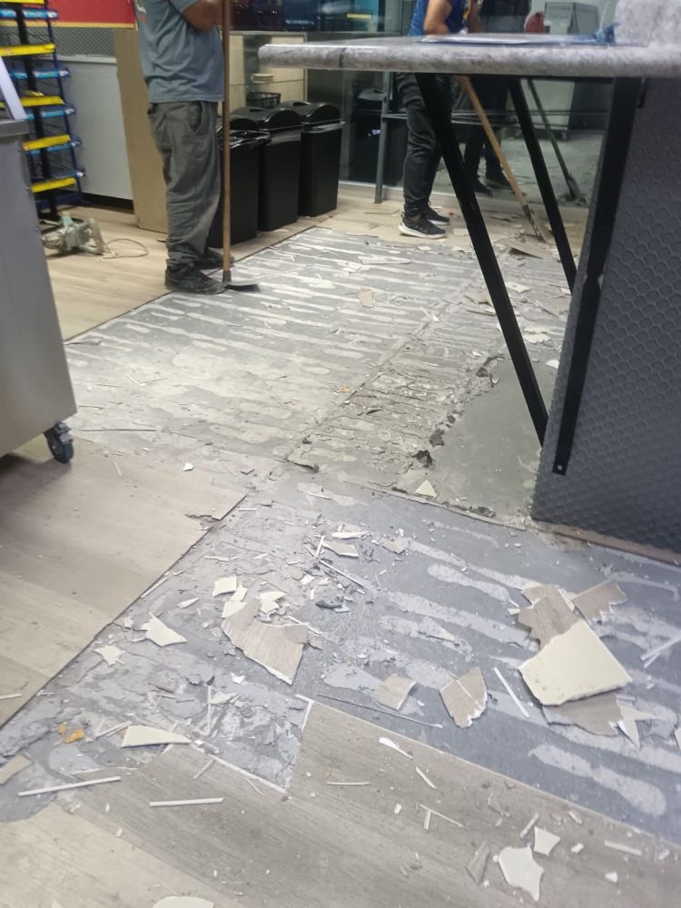 Retiro del piso con restos de pegamento
