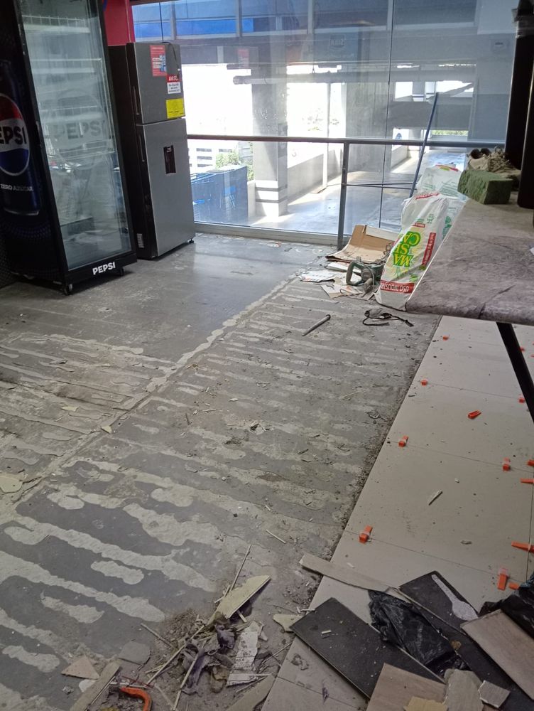Base preparada e inicio de la instalación del porcelanato
