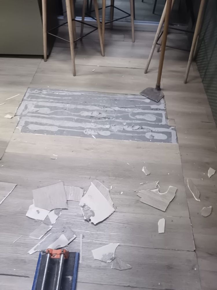 Piso vinílico levantado en un sector del comedor