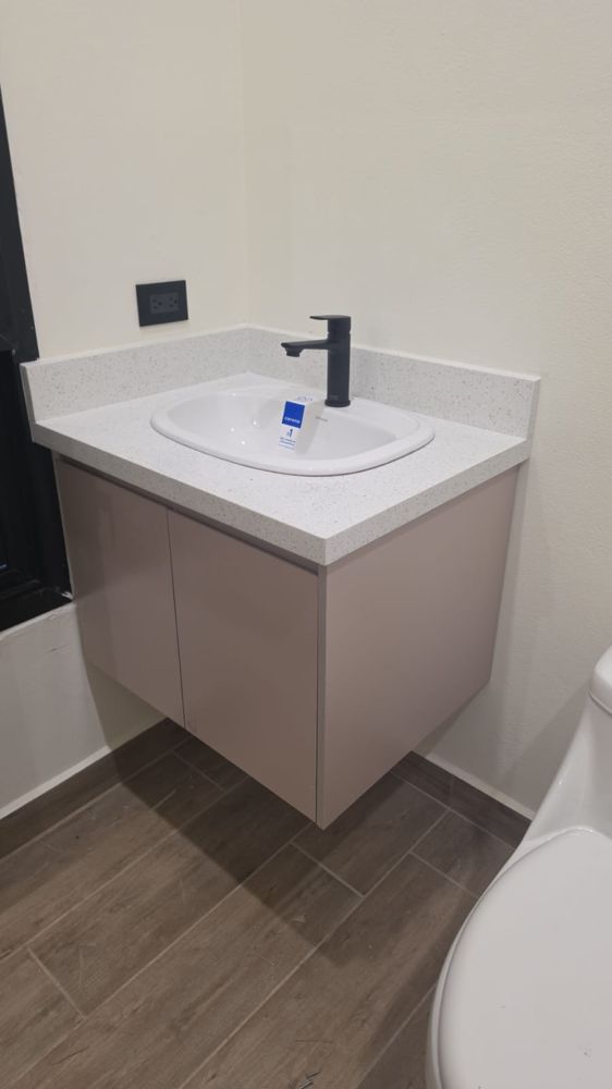 Mueble de baño flotante con lavamanos y grifo negro