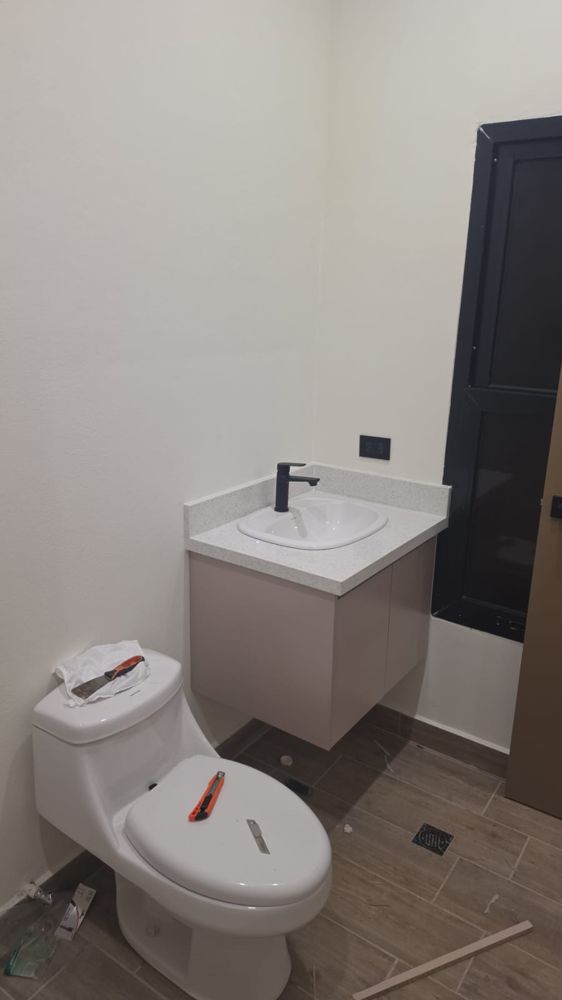 Baño con mueble flotante instalado