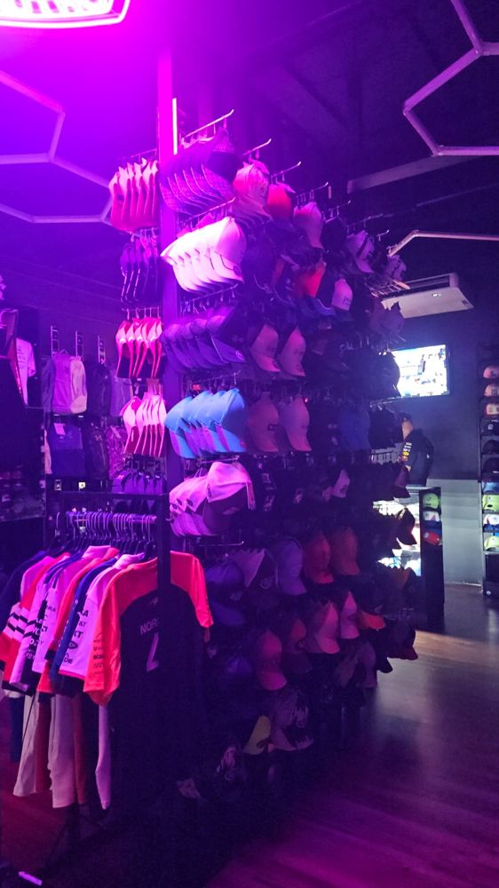 Exhibidor de gorras iluminado