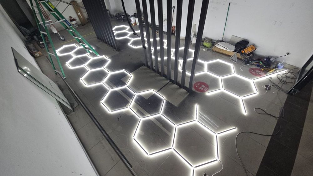 Lámparas LED hexagonales armadas en el piso antes de colgarlas