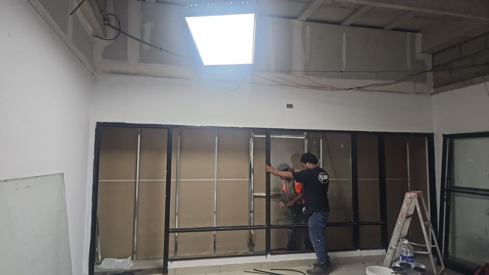 Instalación de marcos y vidrio en la entrada