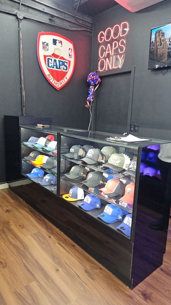 Mostrador de vidrio con gorras