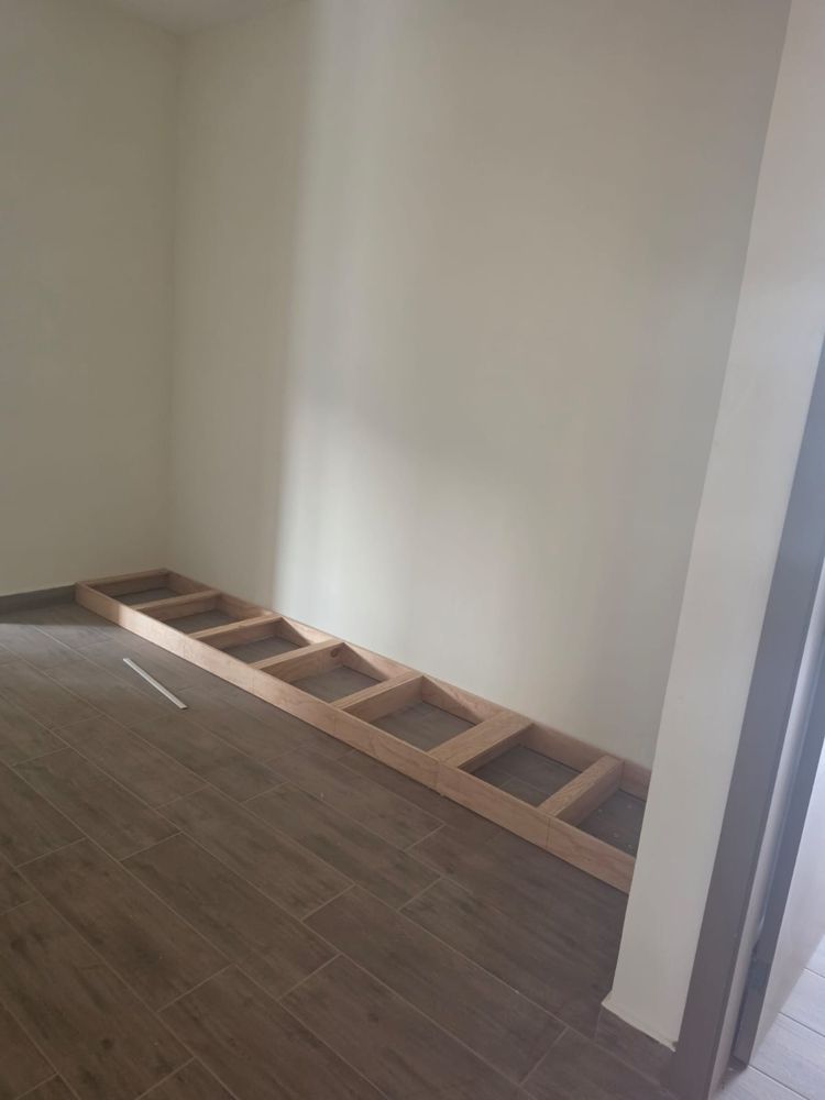 Base de madera nivelada para instalar el closet
