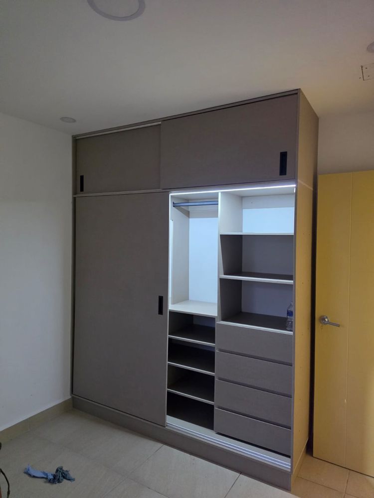Closet con puertas corredizas, gavetas y luz LED