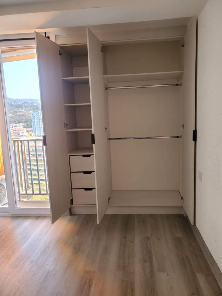 Closet abierto con repisas, gavetas y dos tubos para colgar