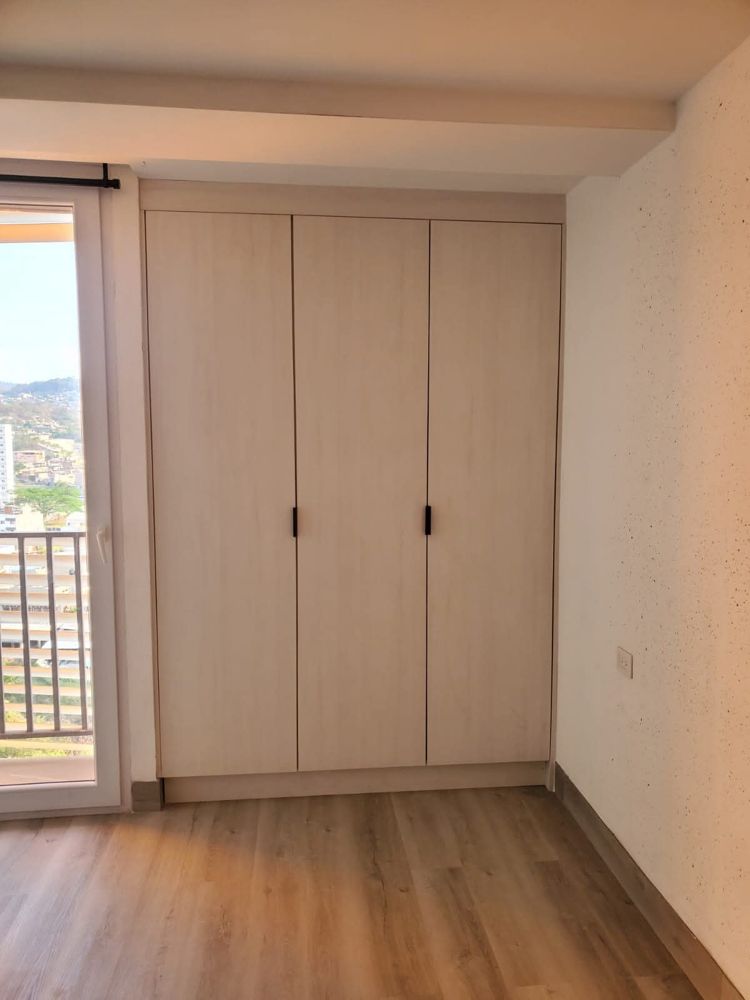Closet empotrado de tres puertas cerrado