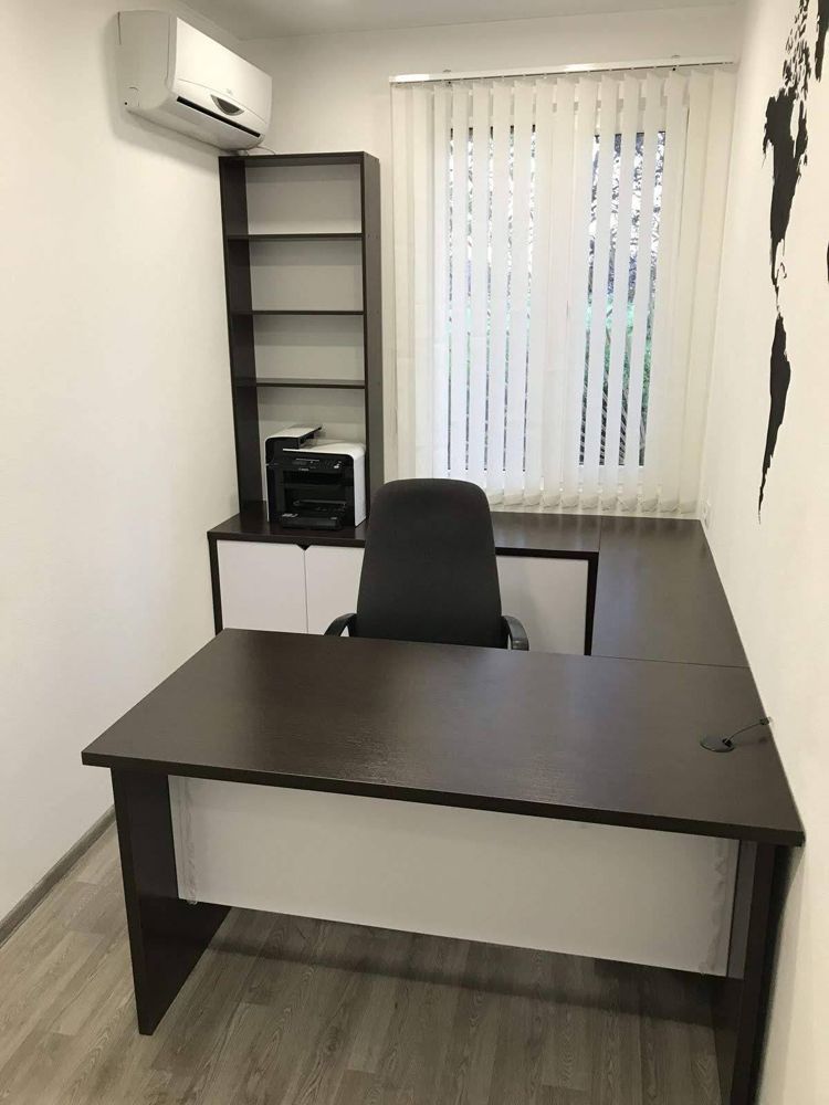 Escritorio en L con librero y mueble de archivo en una oficina