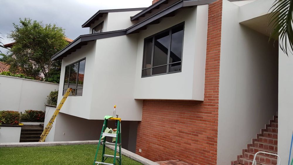 Fachada de residencia limpia