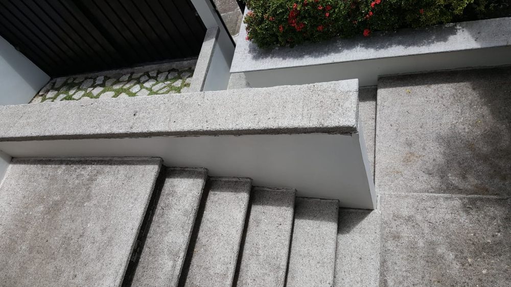 Muro y gradas de concreto limpios