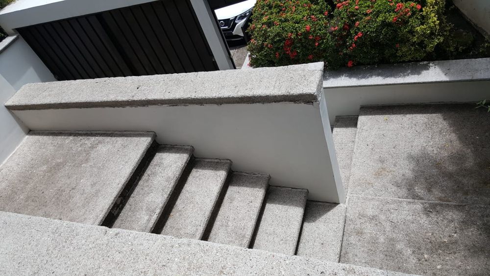 Gradas de concreto limpias después de la limpieza a presión