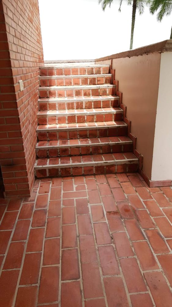 Gradas de ladrillo limpias después del trabajo