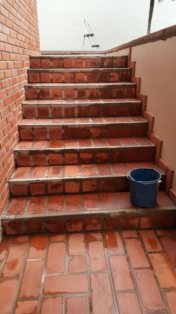 Gradas de ladrillo durante la limpieza a presión