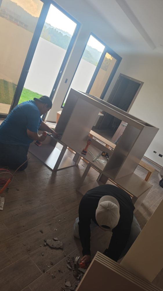 Equipo armando los muebles de la isla en el sitio