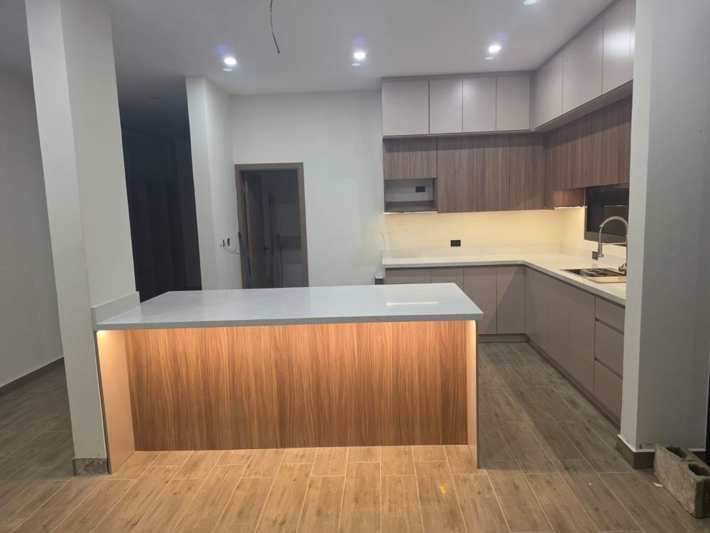 Cocina terminada con isla de madera y luz LED