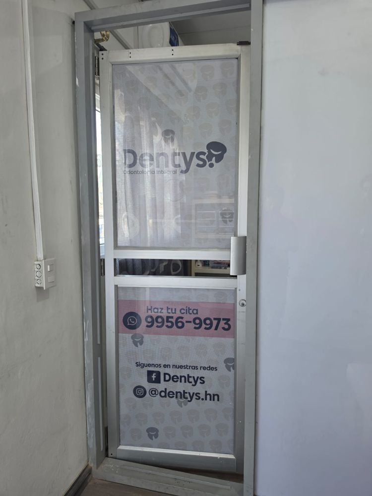Puerta del consultorio con vinil microperforado