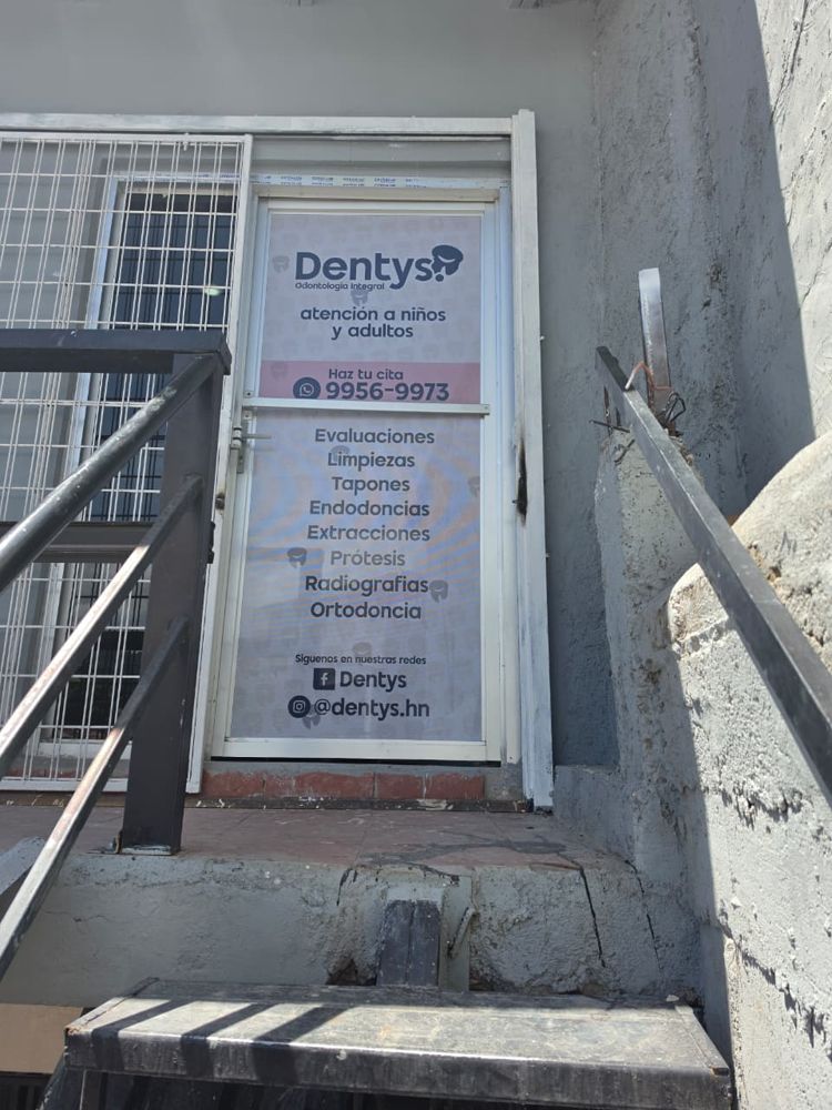 Entrada de la clínica con vinil microperforado en la puerta