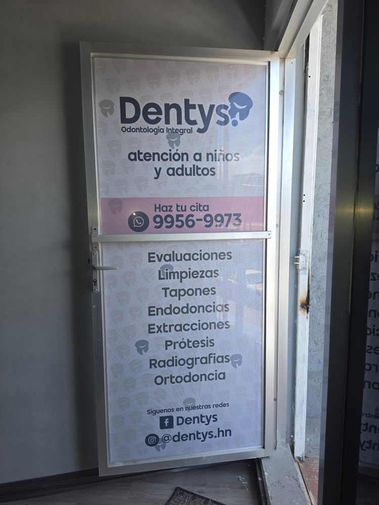 Puerta de vidrio con vinil microperforado de la clínica Dentys y su lista de servicios