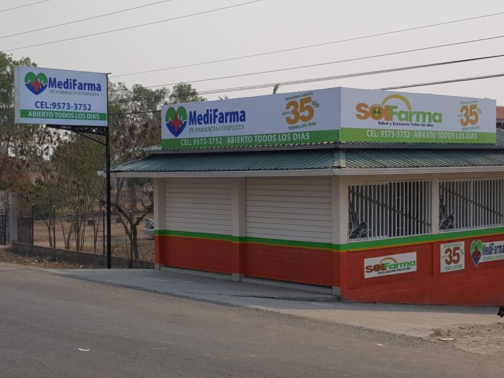 Farmacia con rótulos de MediFarma y SolFarma instalados