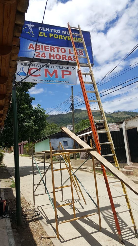 Rótulo del centro médico y laboratorio instalado en poste