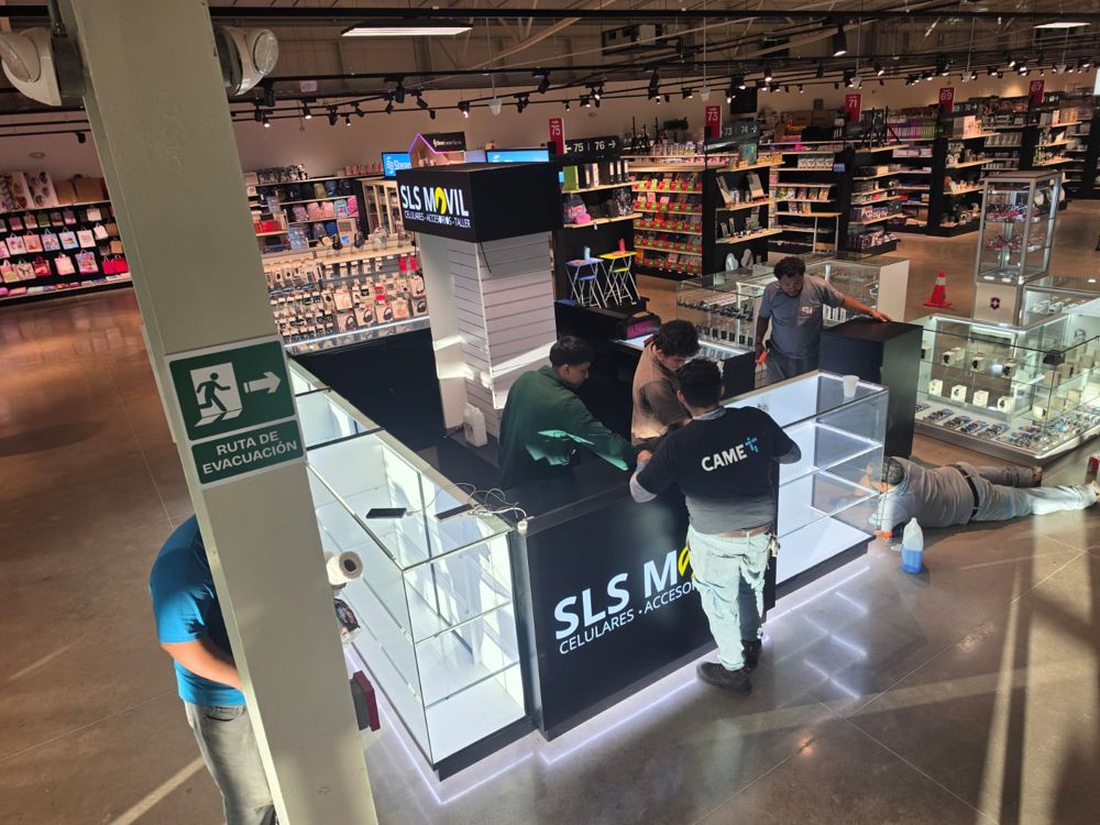 Equipo armando el kiosco SLS Móvil