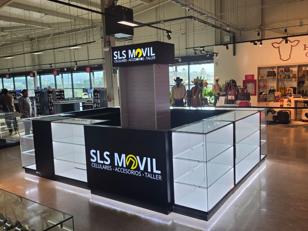 Kiosco SLS Móvil terminado con vitrinas iluminadas y rótulo