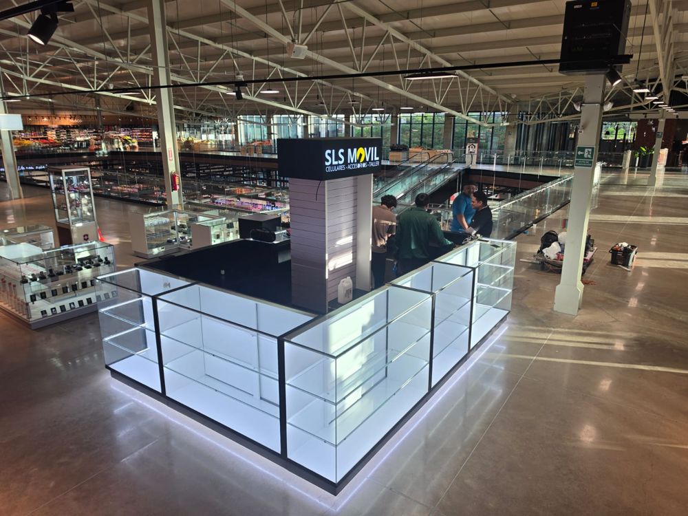 Vitrinas de vidrio iluminadas frente a las escaleras