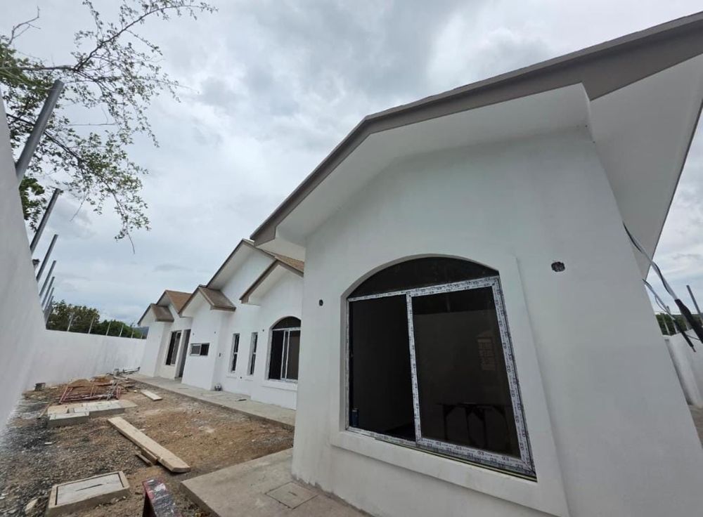 Costado de la casa pintado con ventana en arco