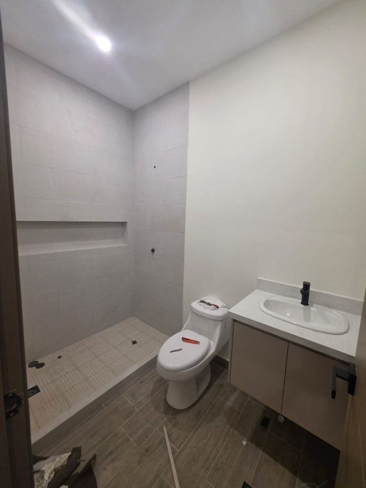 Baño con ducha y mueble de lavamanos