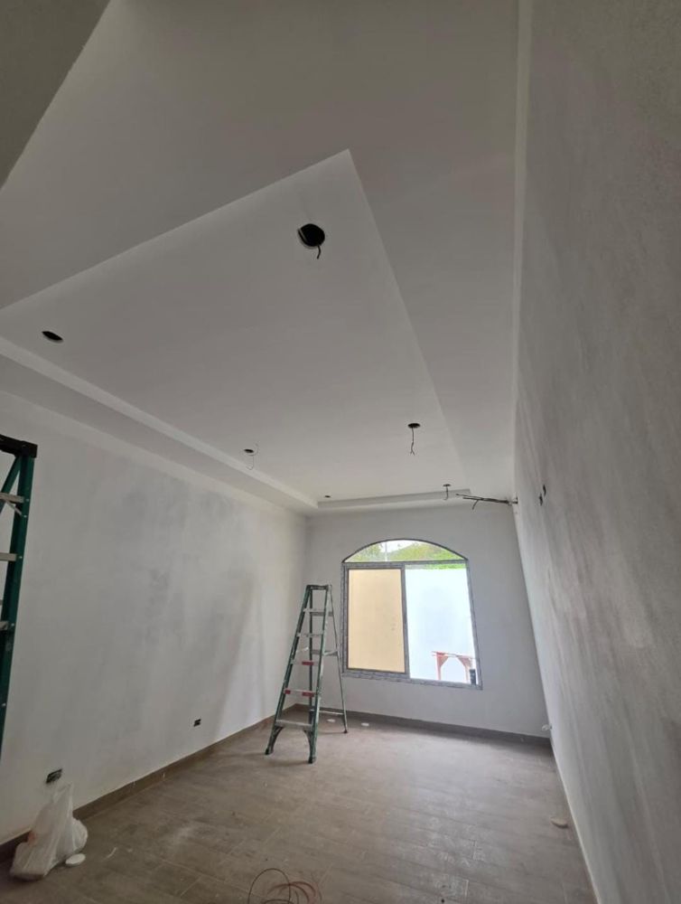 Cielo falso con iluminación empotrada en construcción