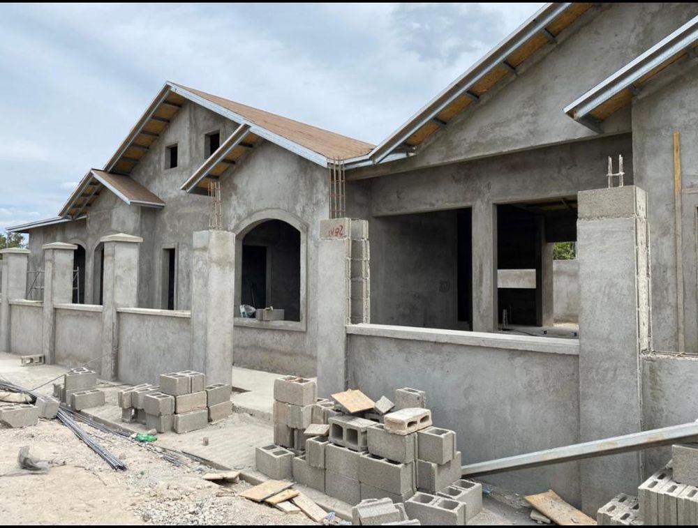 Casa en obra gris con columnas y bloques