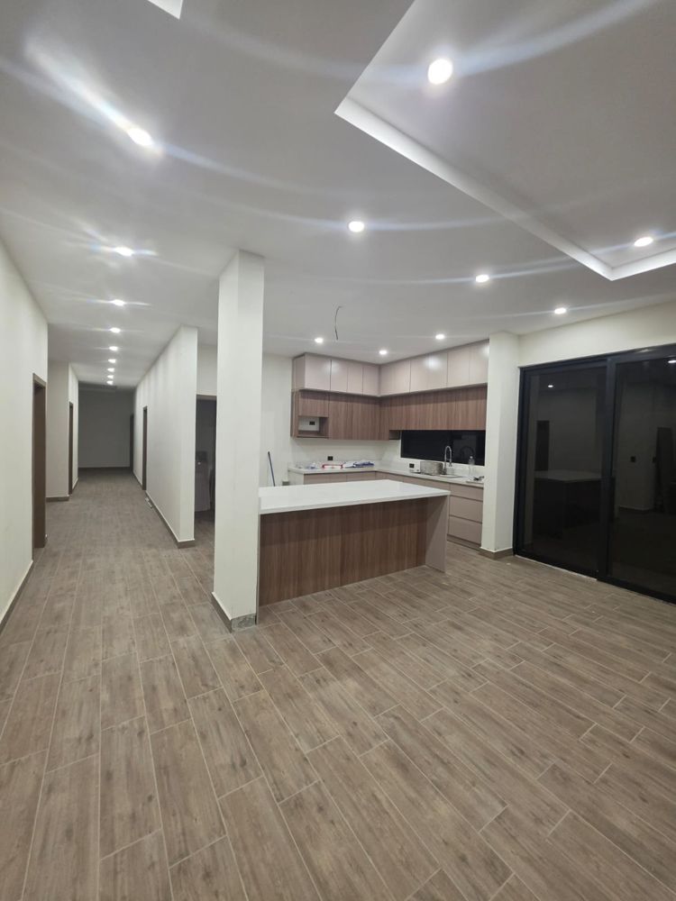 Pasillo con piso tipo madera y luces empotradas