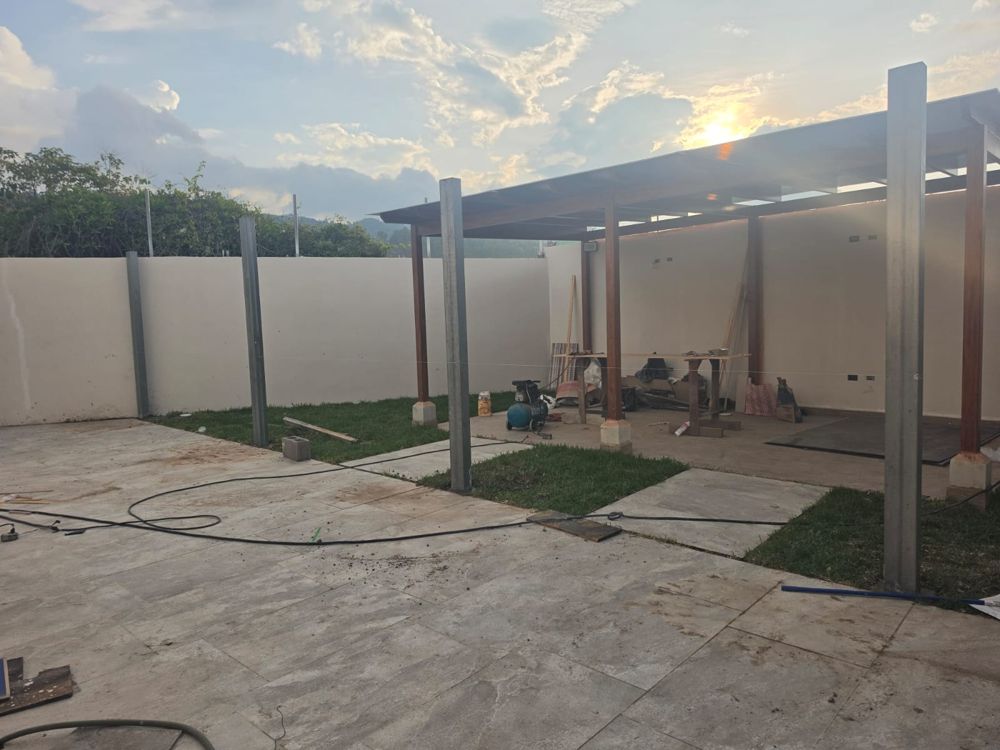 Pérgola en construcción en el patio