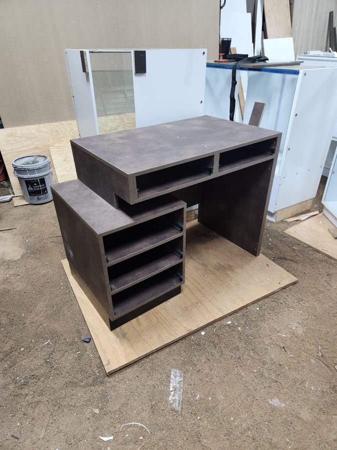 Estructura del vanity con rieles de gavetas instalados