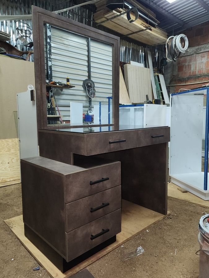 Vanity terminado con espejo, dos gavetas superiores y gavetero de tres gavetas