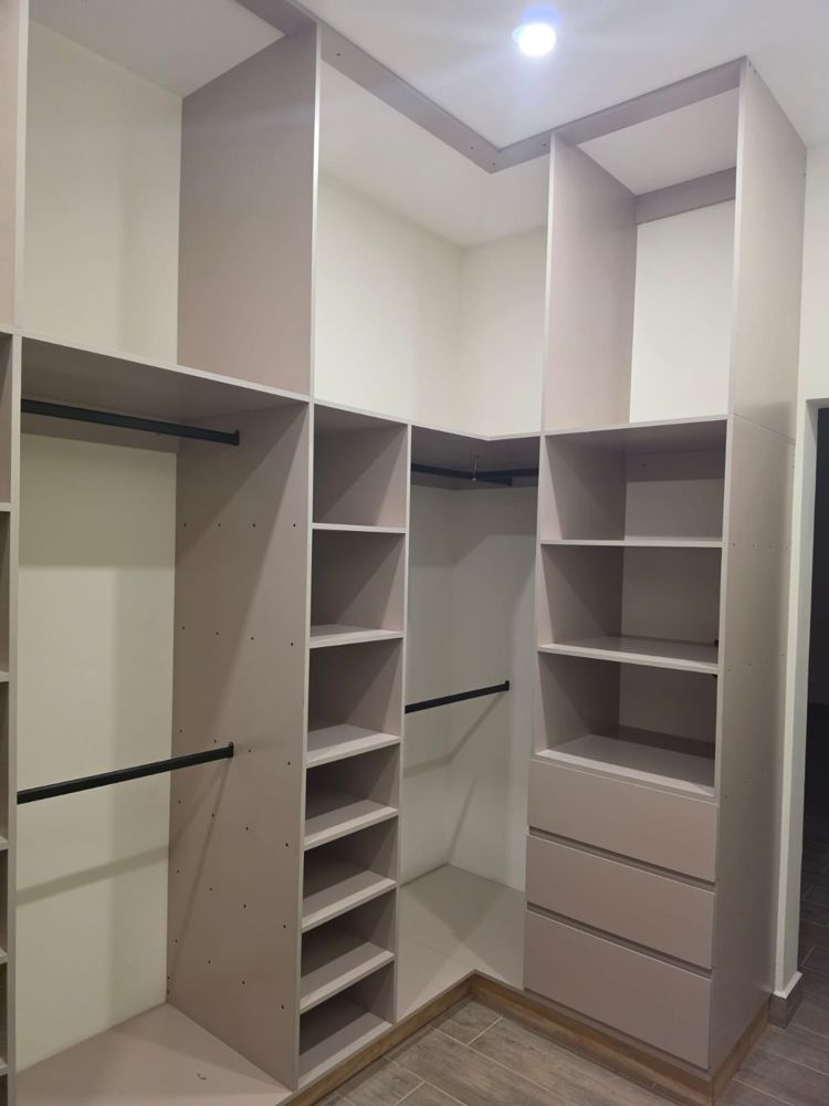 Walk-in closet con gavetas y repisas para zapatos