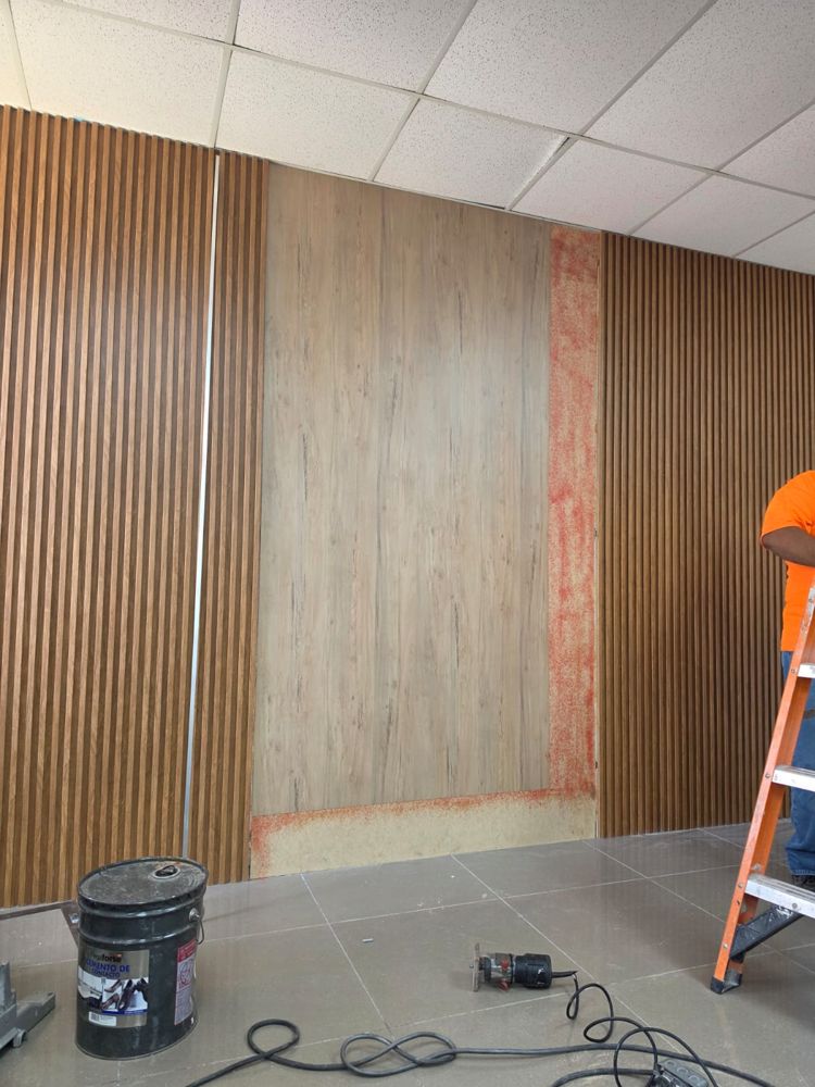 Lámina central tipo madera entre paneles WPC