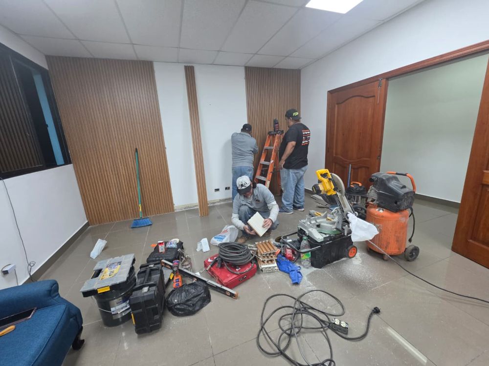 Equipo instalando paneles WPC en la pared