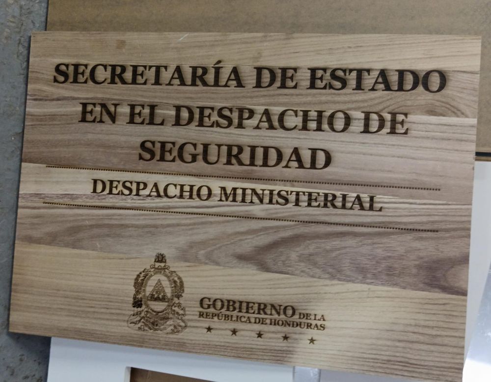 Placa de madera grabada para el despacho