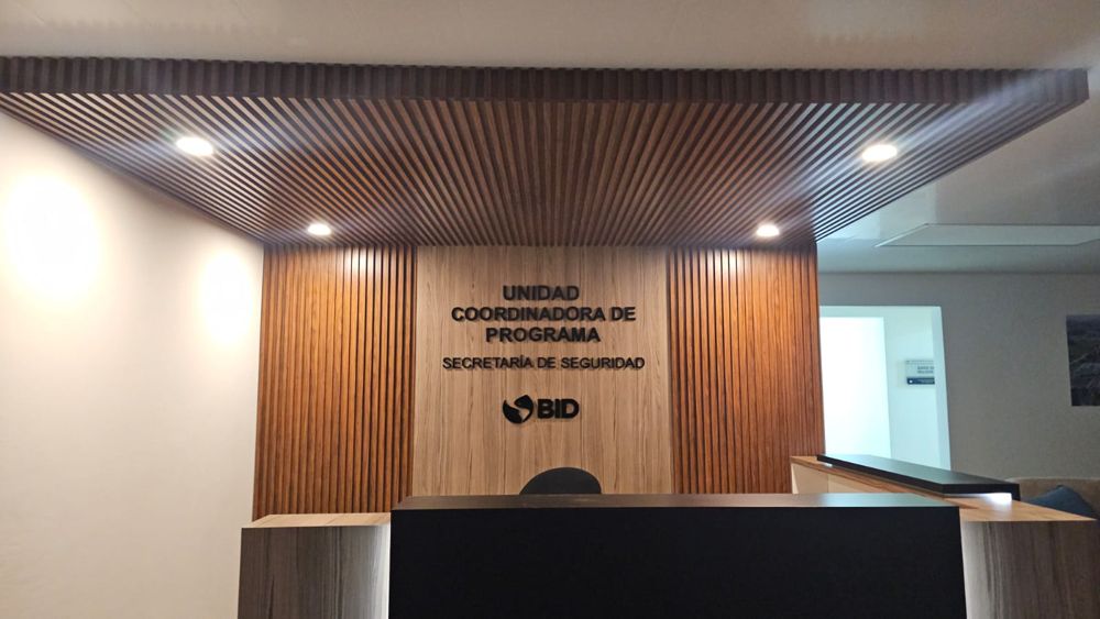 Recepción terminada con pared y cielo de panel WPC y letras en relieve