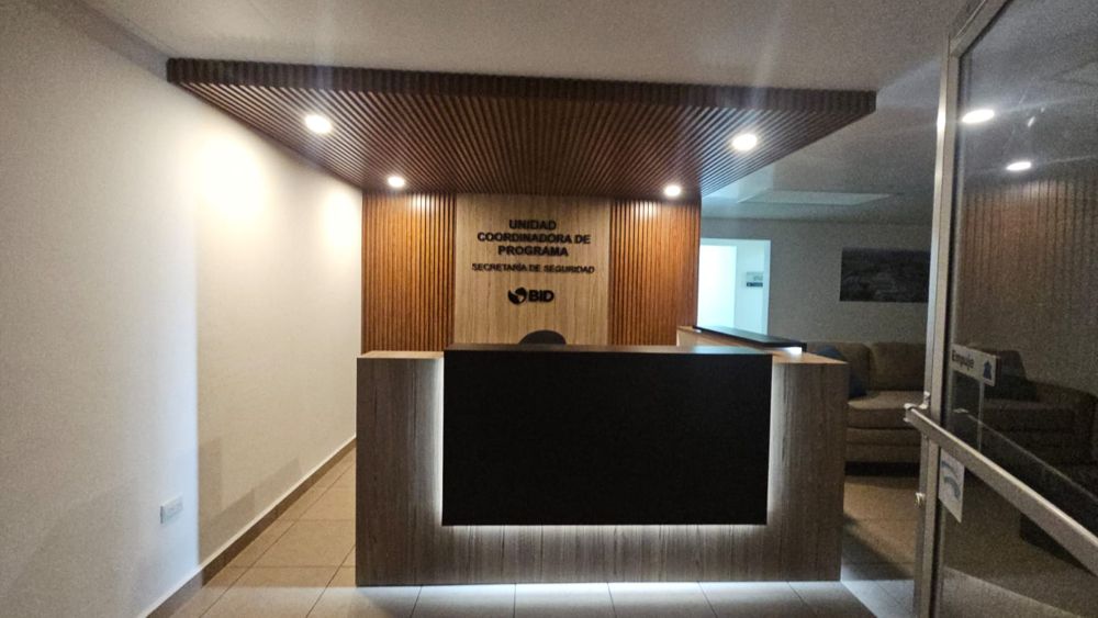 Vista de frente de la recepción terminada
