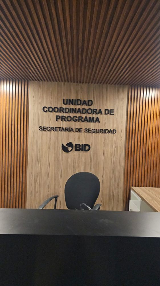 Letras en relieve sobre panel tipo madera
