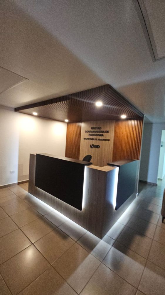 Mostrador de recepción con luz LED en la base